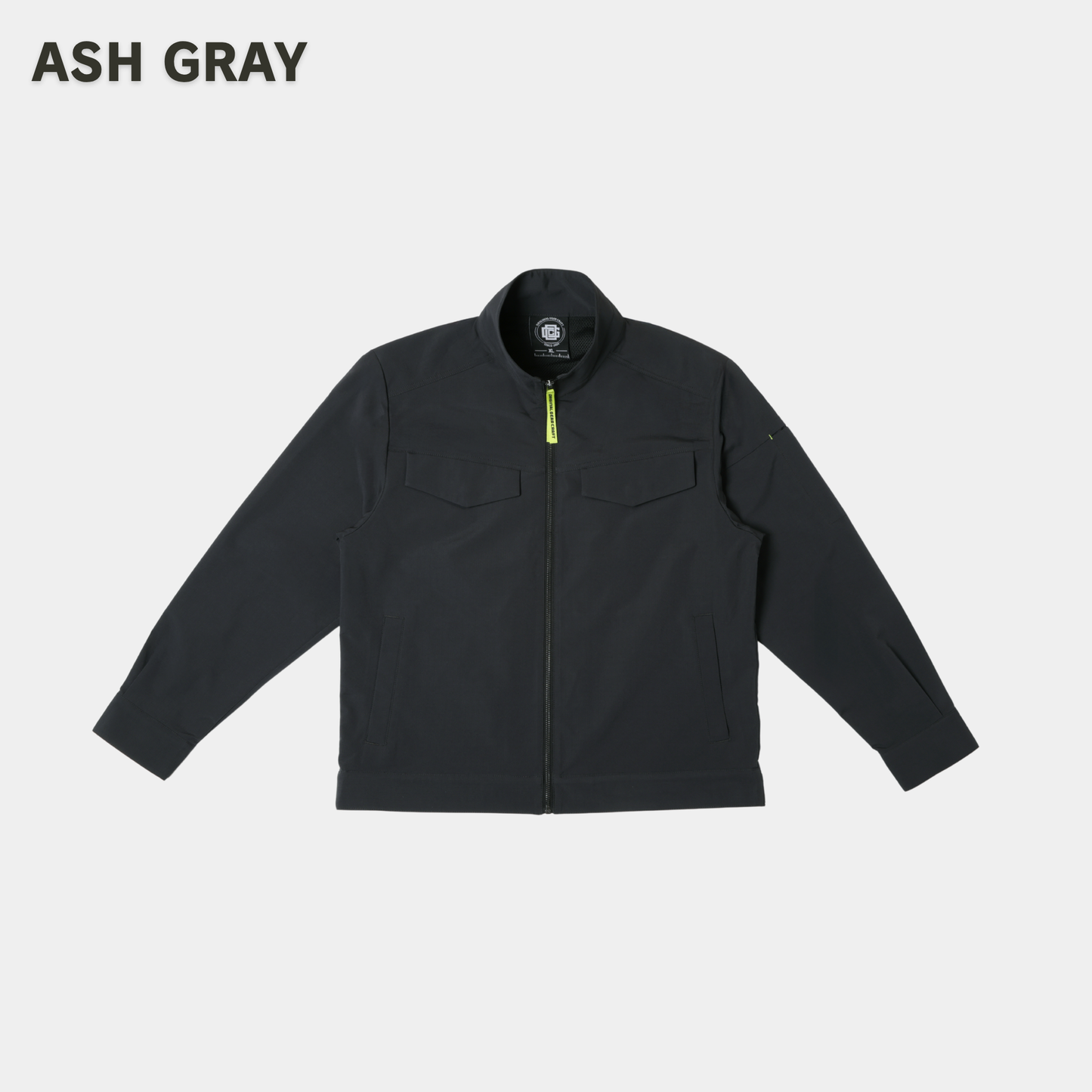 ORIGINAL GEAR CRAFT 26ASJKT02 ストレッチジャケットの正面。スマートなジップアップ仕様のミニマルな男女兼用デザイン（カラー：アッシュグレー）